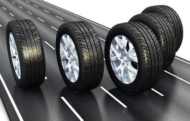 Rodas de automóvel em pista