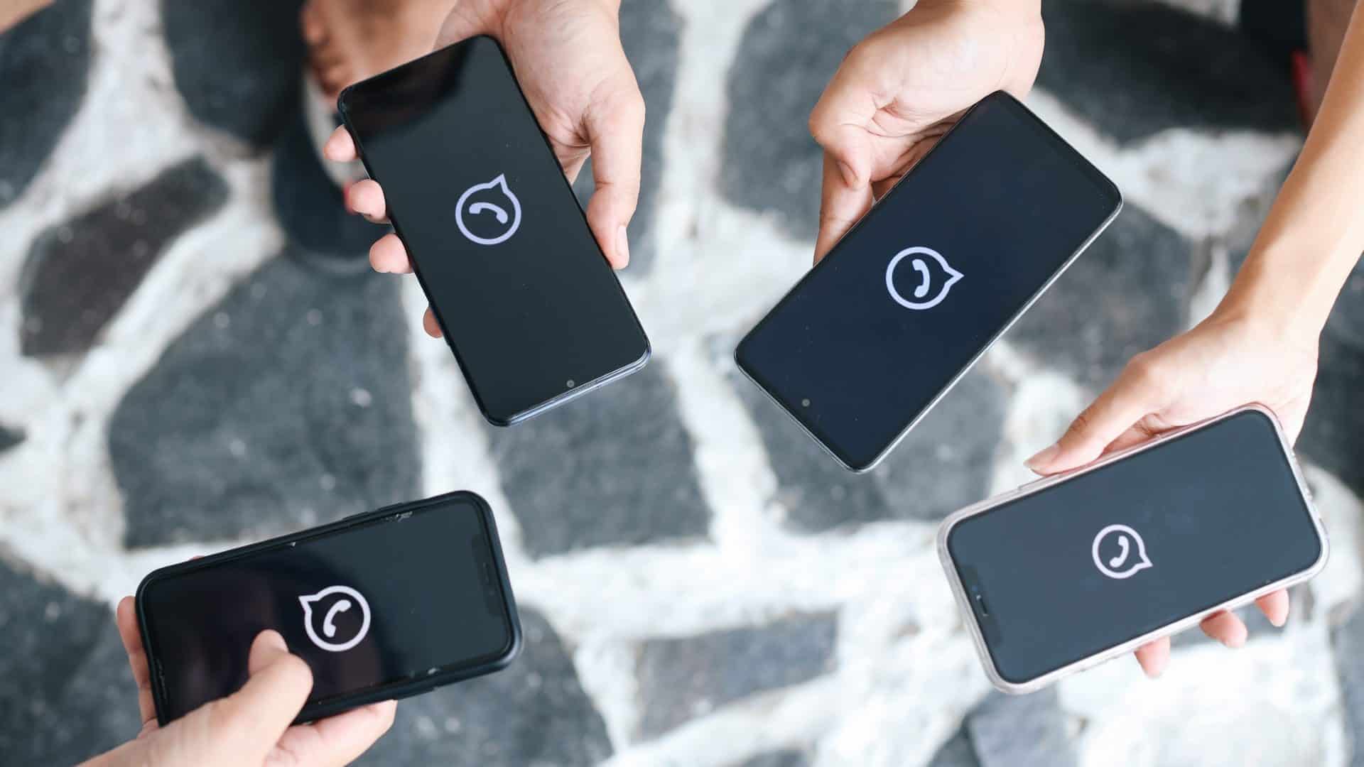 Quatrosmartphones com logo do WhatsApp em suas telas