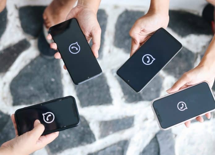 Quatrosmartphones com logo do WhatsApp em suas telas