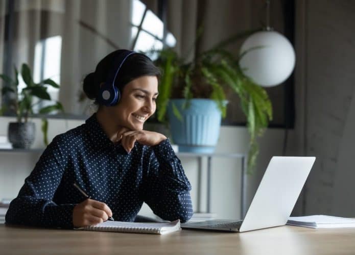 Jovem estuda em frente de computador