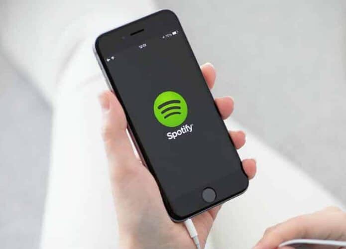 Celular com o aplicativo Spotify aberto