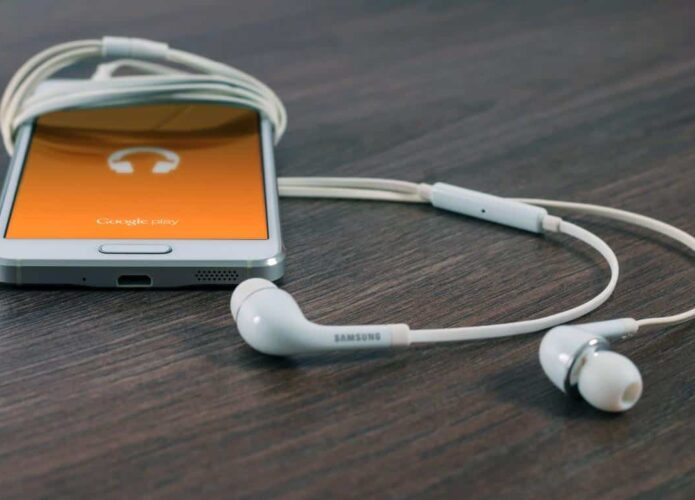 celular com fone de ouvido