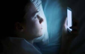 Como a luz emitida pela tela do celular pode afetar seus olhos