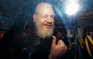 Julian Assange é preso em Londres