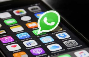Aprenda a colar emojis e stickers nas suas fotos no WhatsApp