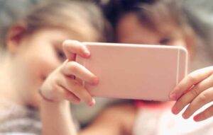 Entenda por que 13 anos é a idade mínima para usar o WhatsApp