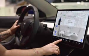 Piloto automático da Tesla em ação em rotatória