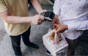 Entregadores de aplicativos aplicam golpes em consumidores