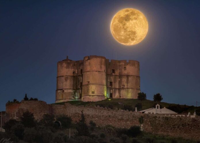 Superlua vista com um castelo antigo