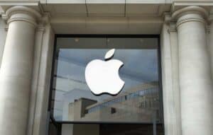Apple é multada por piorar desempenho de iPhones antigos de propósito