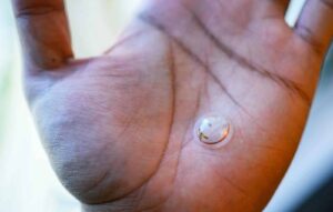 Uma lente de contato com tela, câmera e sensores