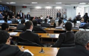 Senado aprova texto base de projeto sobre fake news