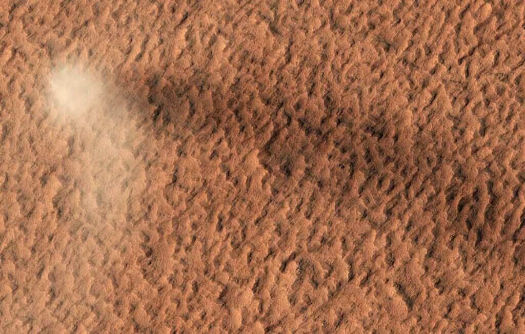 Vista aérea de redemoinho na superfície de Marte registrado pela câmera HiRISE do satélite Mars Reconaissance Orbiter (MRO)