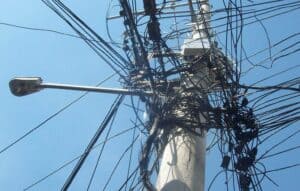 O desafio de enterrar os fios expostos da cidade de São Paulo