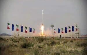 China lança foguete com protótipo de aeronave