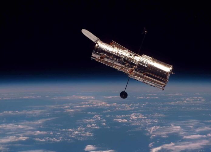 Telescópio Espacial Hubble em órbita da Terra