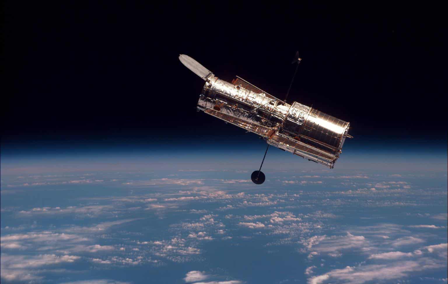 Telescópio Espacial Hubble em órbita da Terra