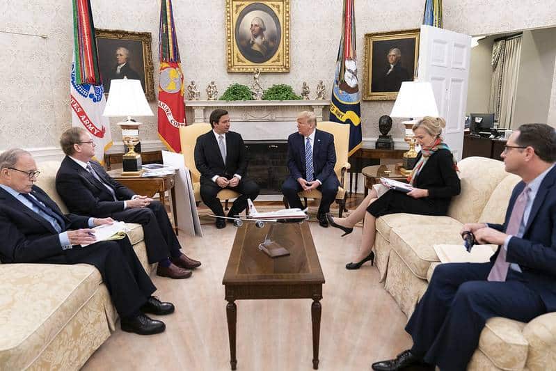 O presidente Donald J. Trump se reúne com o governador da Flórida, Ron DeSantis no Salão Oval da Casa Branca. (Shealah Craighead/White House)