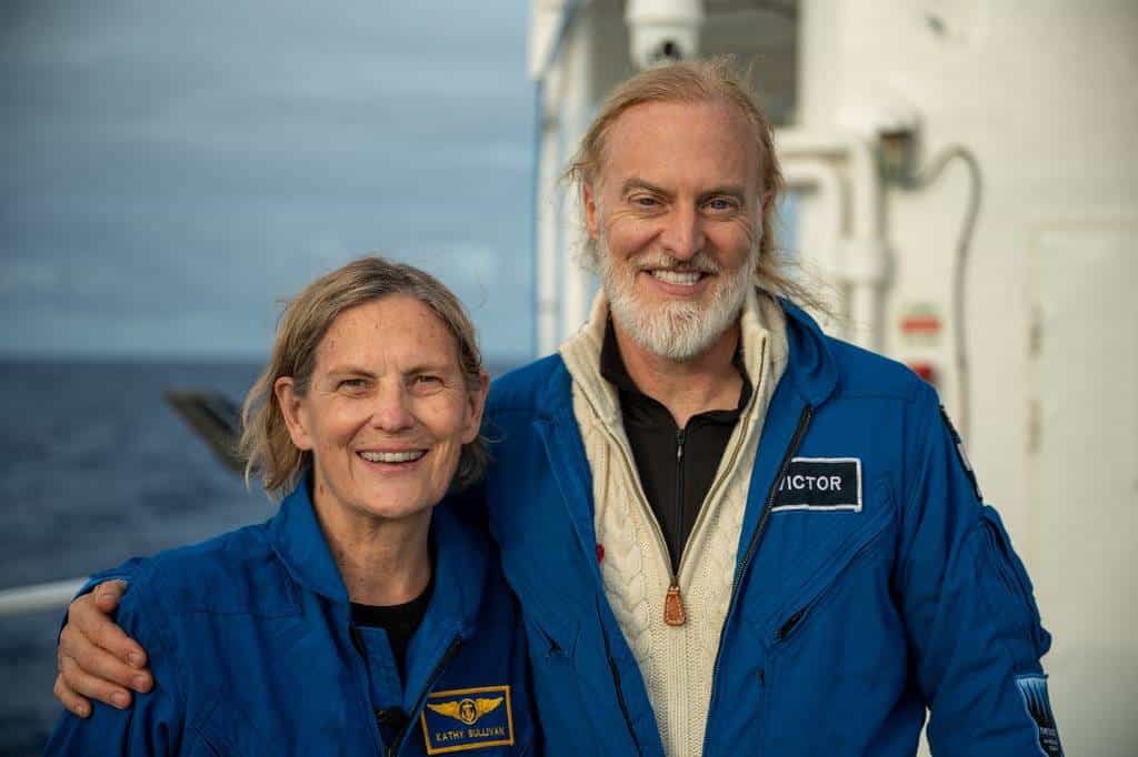 Kathy Sulivan e Victor Vescovo após atingir o ponto mais profundo dos oceanos a bordo do submarino DSV Limiting Factor.