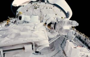 Primeira americana a andar no espaço vai ao fundo do oceano