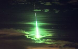 Meteoro raspa a atmosfera sobre a Austrália