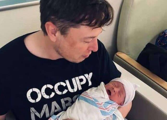 Elon Musk segura X AE A-XII, seu filho com a cantora Grimes