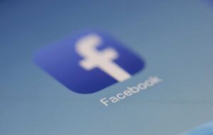 Facebook derruba rede de contas ligadas a Bolsonaro