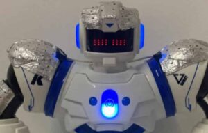 Robô confere se visitantes usam máscaras