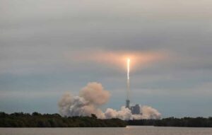 SpaceX envia mais 60 satélites Starlink ao Espaço
