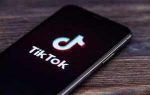 Vídeos sobre o Holocausto causam polêmica no TikTok