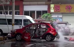 Carro elétrico explode na China durante carregamento