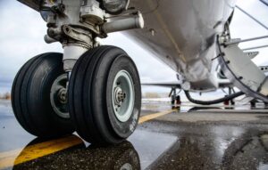 Embraer dispensa 2,5 mil trabalhadores de fábricas brasileiras