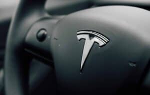 Aceleração instantânea da Tesla evita acidente
