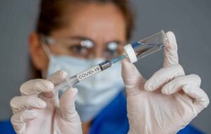 Candidata a vacina da Pfizer contra a covid-19 tem efeitos colaterais
