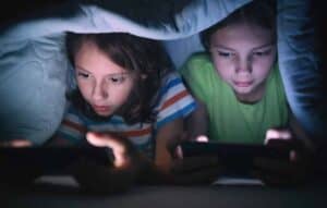 A polêmica e os riscos de expor crianças muito cedo ao mundo da tecnologia