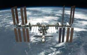 Estação Espacial Internacional faz manobra para evitar colisão