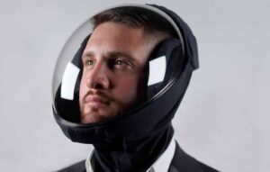 Capacete tecnológico promete proteção contra a covid-19