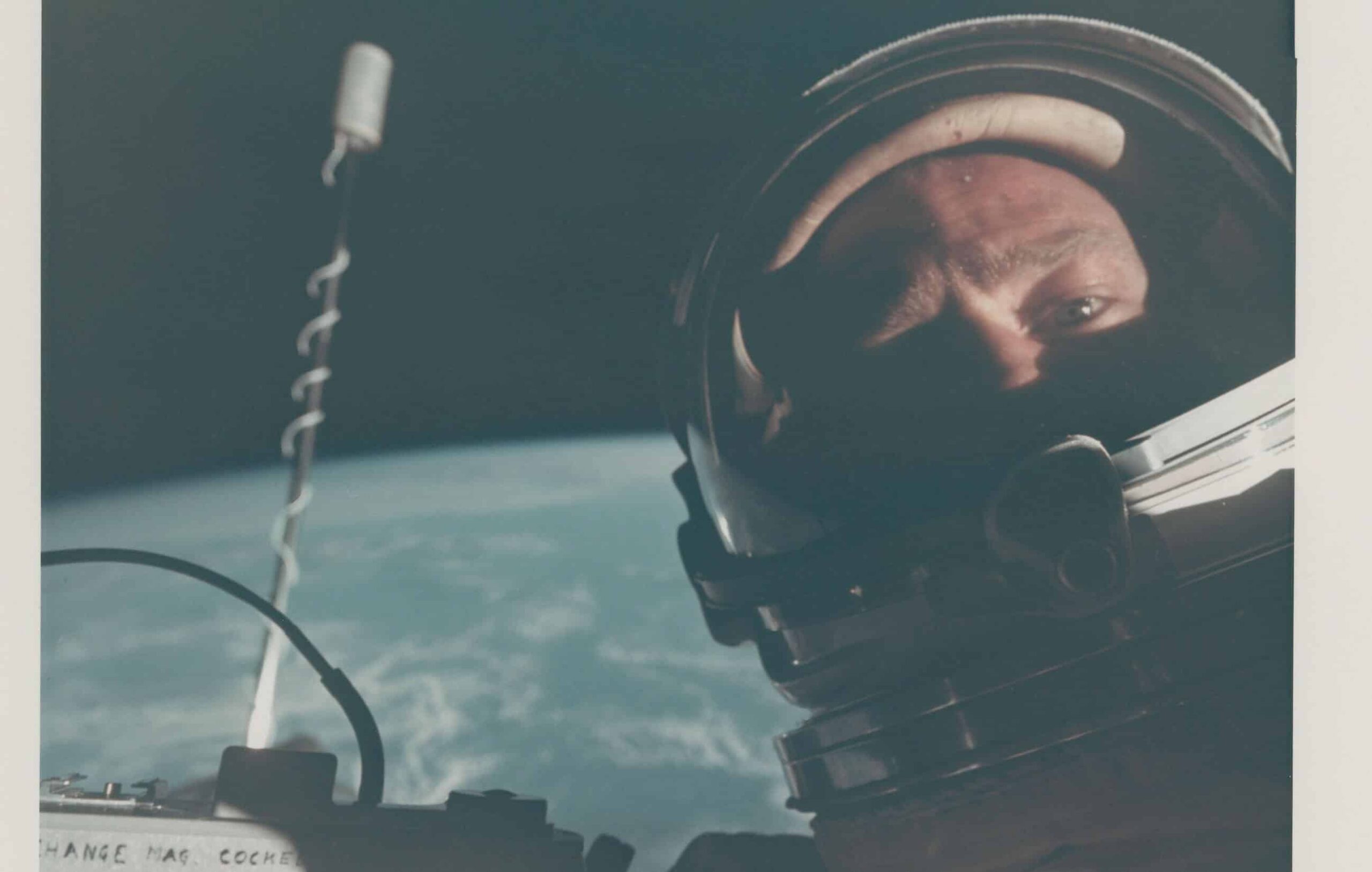 Primeira selfie no espaço vai a leilão