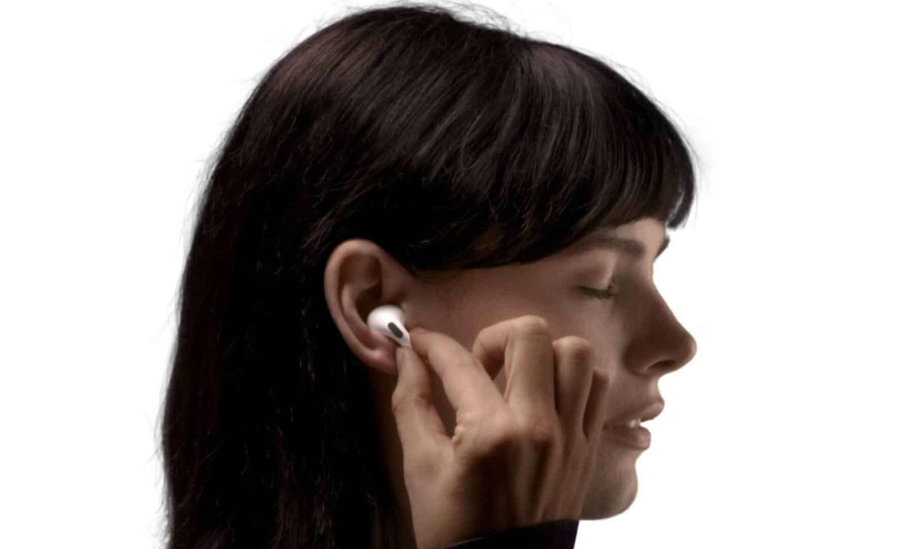 Mulher usando fones sem fio