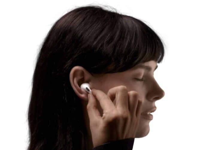 Mulher usando fones sem fio