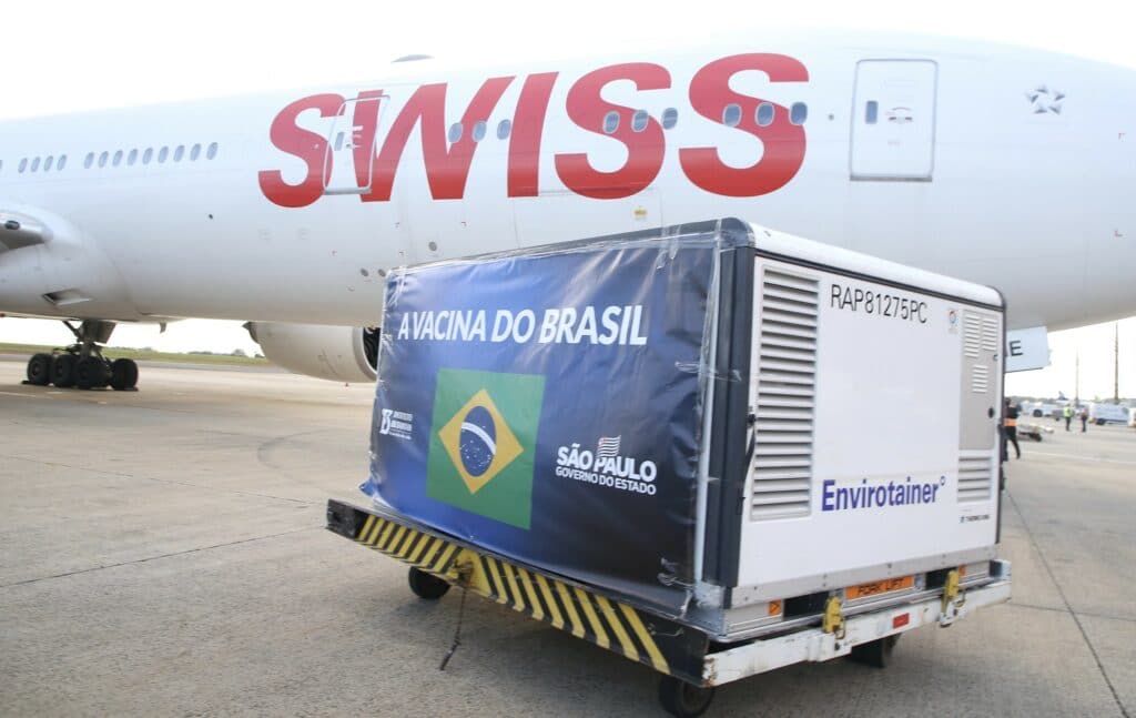 Lote de vacinas chega ao Brasil Lote de vacinas chega ao Brasil