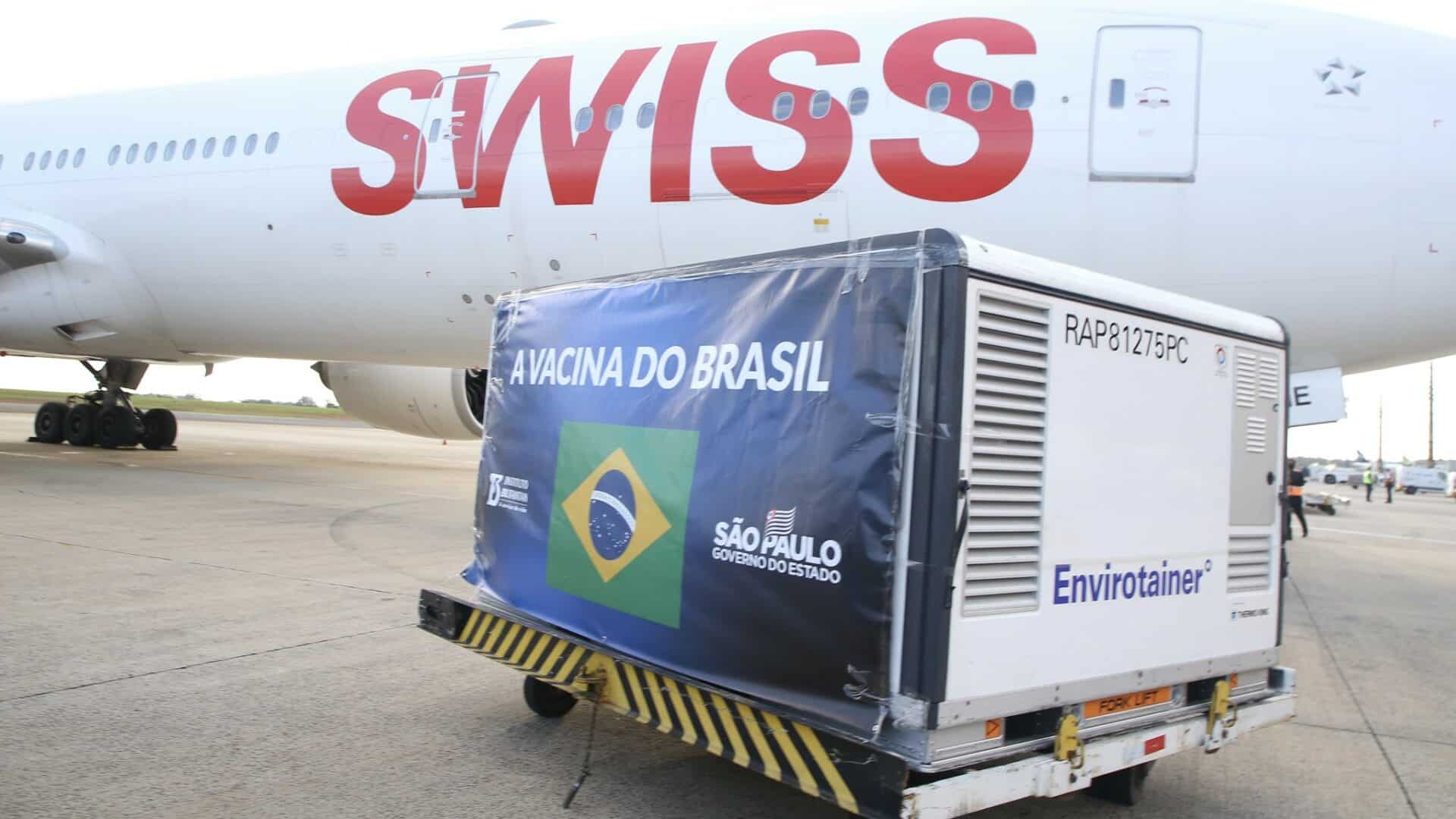 Lote de vacinas Coronavac no aeroporto de Campinas
