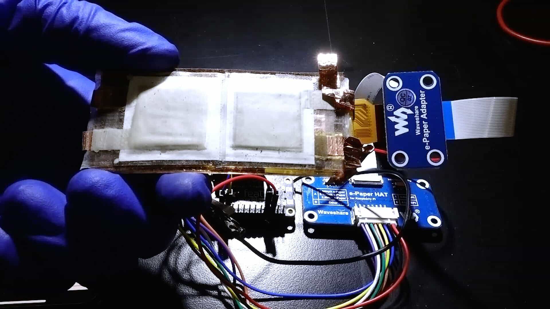 Bateria flexível e recarregável da UCSD alimentou uma tela de papel eletrônico e um módulo Bluetooth