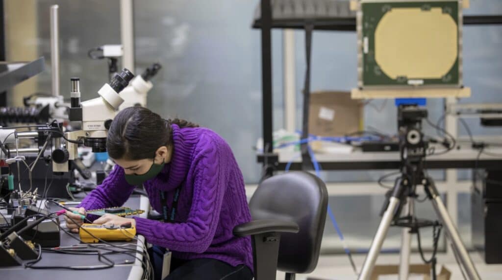 cientista fazendo testes com a internet via satélite da amazon