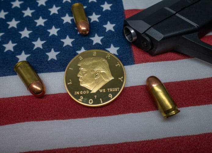 Bandeira EUA com munições, armas e representação de Donald Trump