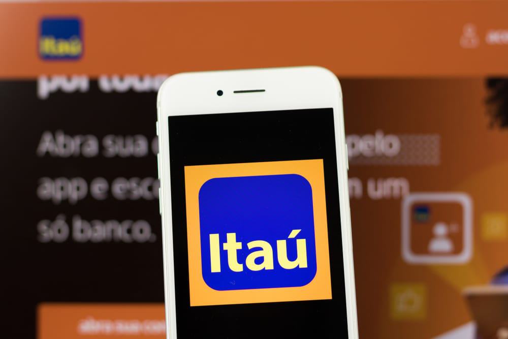 Aplicativo do Itaú em celular iPhone