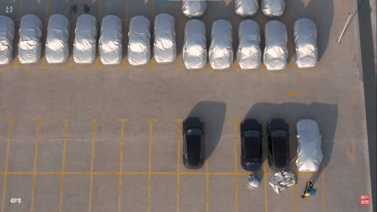 Carros Tesla Model Y estacionados na fábrica da empresa em Xangai, na China