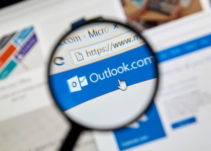 Outlook web permite agendar o evio de email.