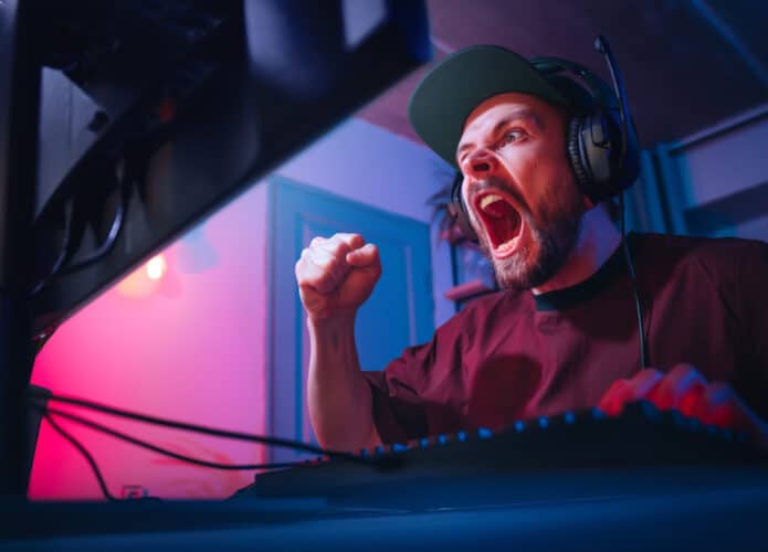 Homem demonstrando emoções durante jogo de computador