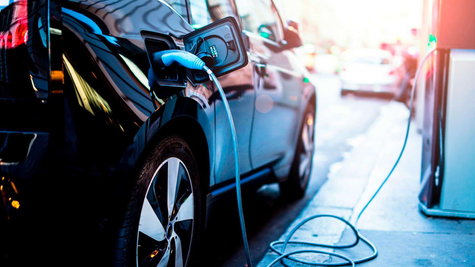 Carro elétrico sendo abastecido